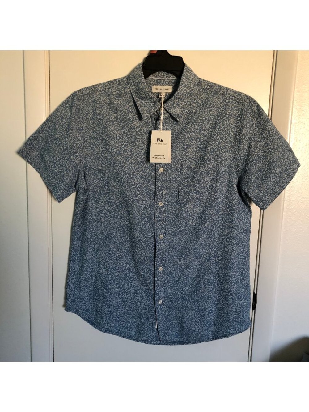 NWT Free Assembly Micro Floral Blue Button Down Short Sleeves Shirt - Size M